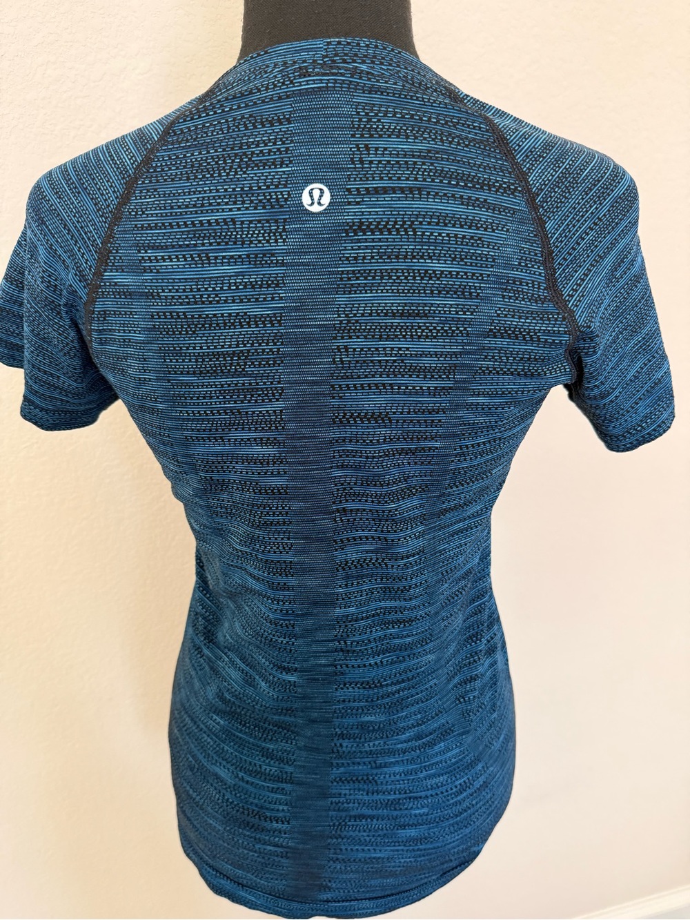 Lululemon Swiftly Tech Short Sleeve Shirt 2.0 Waist Length Blue/Black Size 6